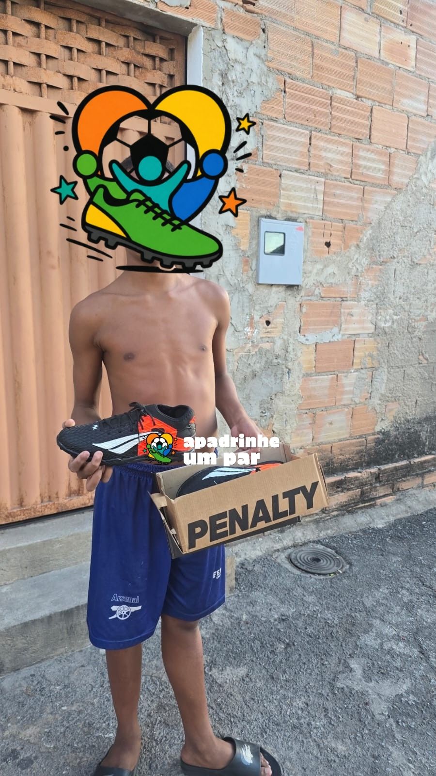 Criança atendida pelo projeto treinando com chuteira nova.