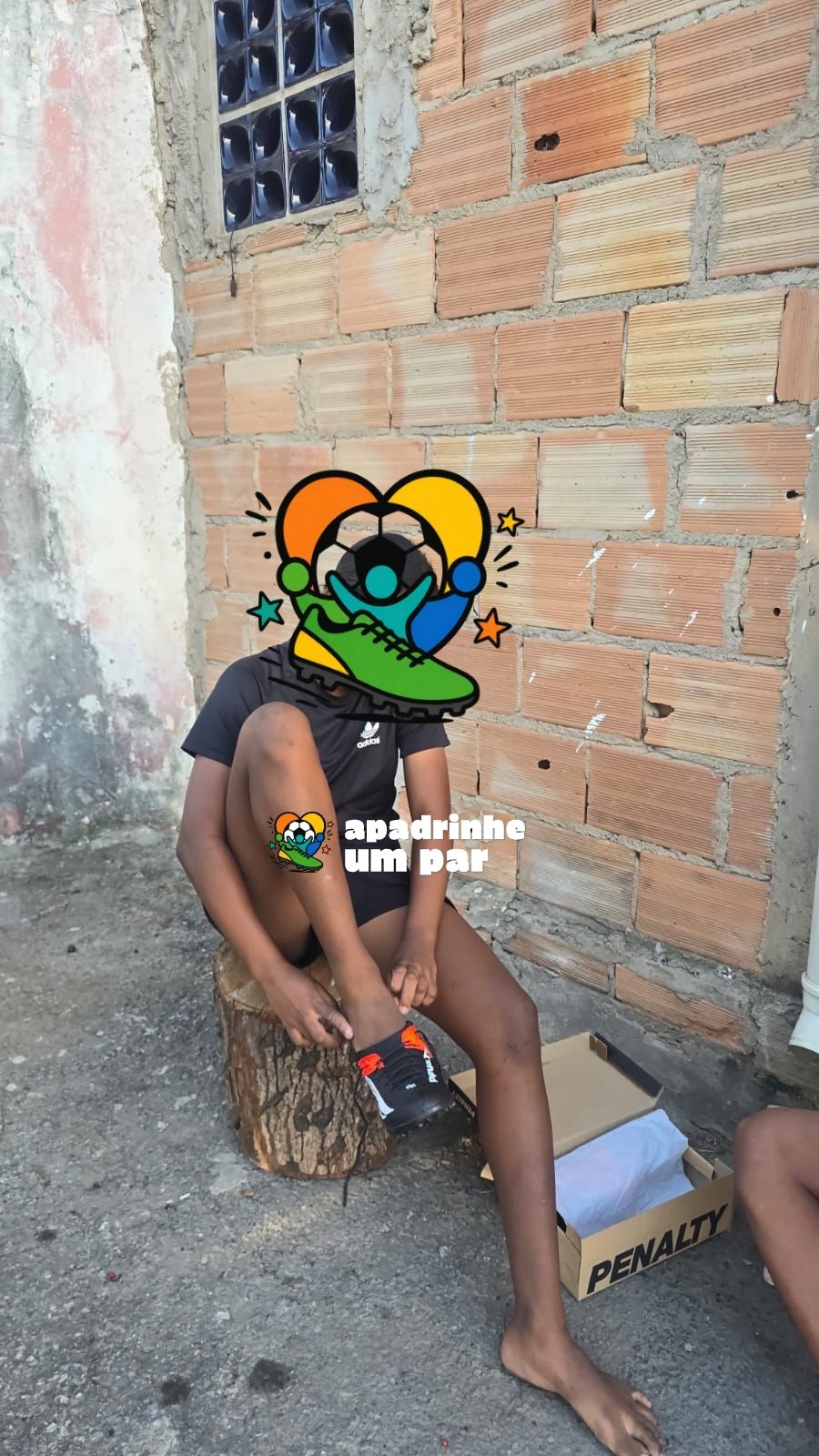 Criança atendida pelo projeto treinando com chuteira nova.