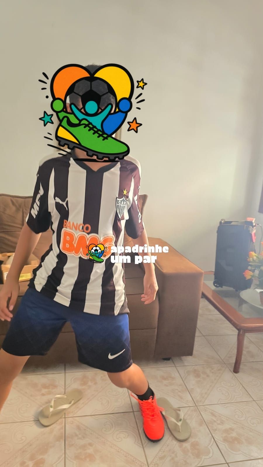 Criança atendida pelo projeto treinando com chuteira nova.