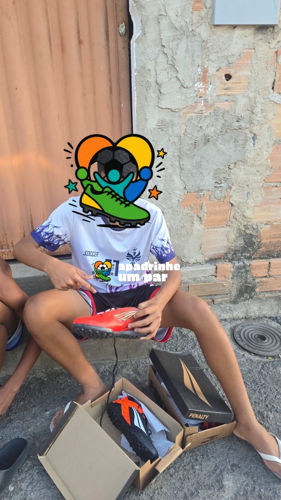 Criança atendida pelo projeto treinando com chuteira nova.