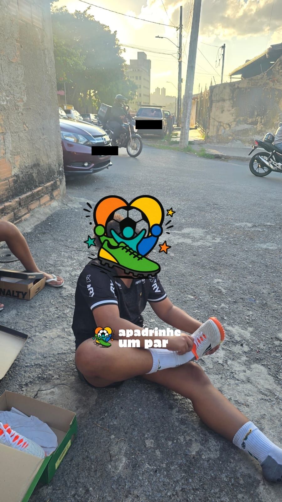 Criança atendida pelo projeto treinando com chuteira nova.
