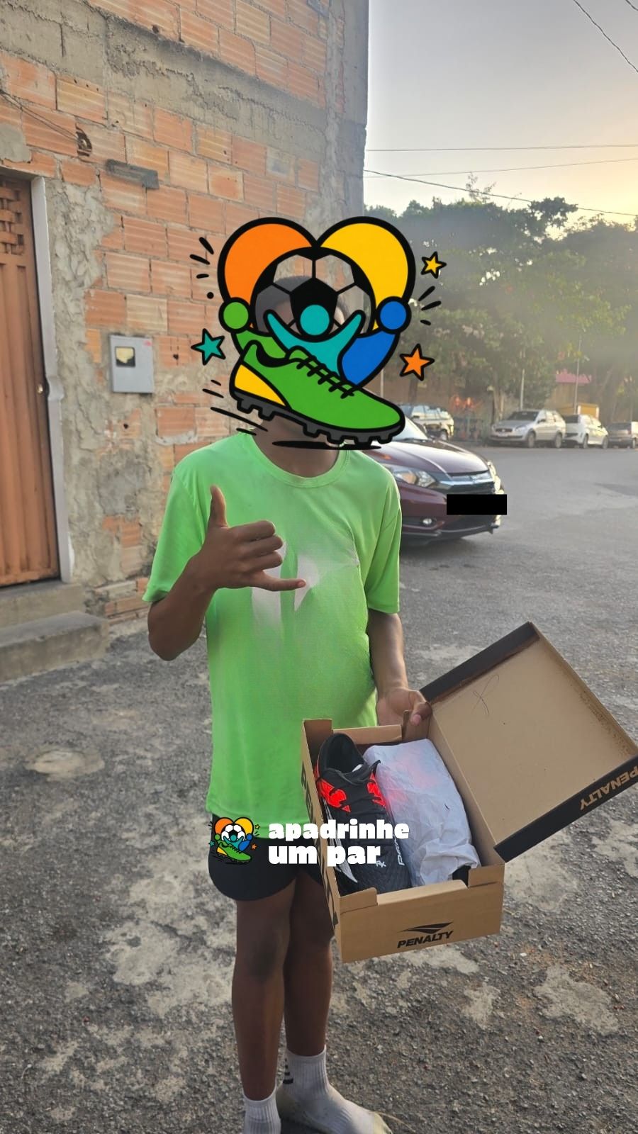 Criança atendida pelo projeto treinando com chuteira nova.